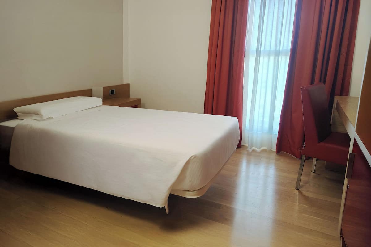 Standard Room | 1 bedroom, minibar, in-room safe, desk
