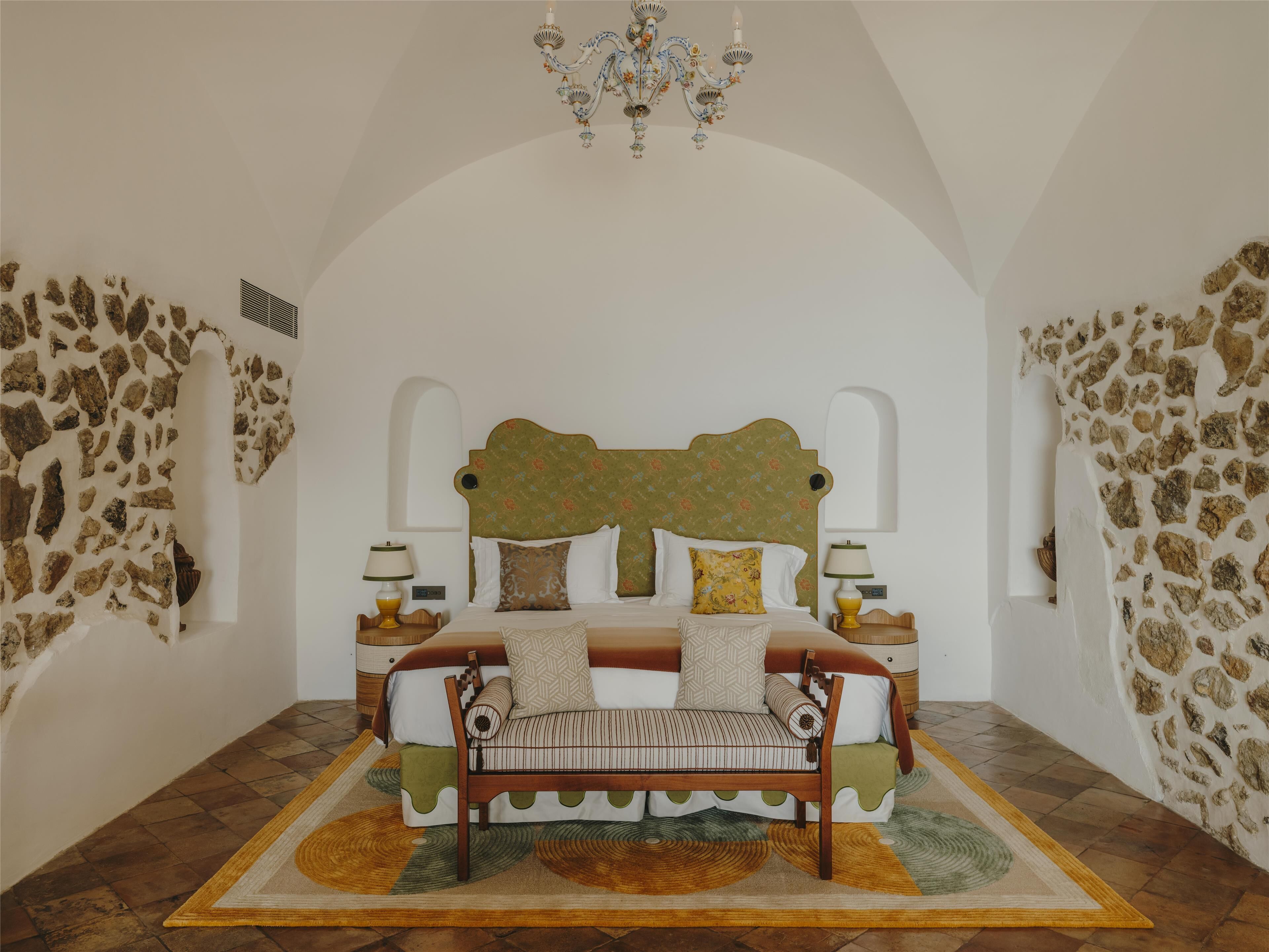 Suite (Divina) | Peralatan tempat tidur premium, gebar bulu kapas, bar mini 