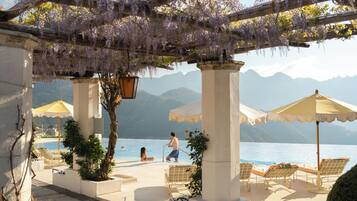 Piscina all'aperto, lettini