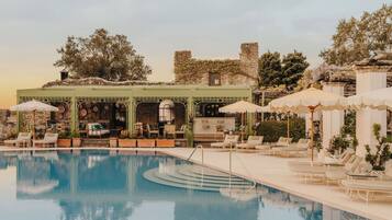 Alberca al aire libre y camastros