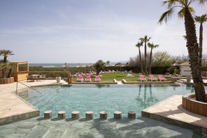 من حمّامات السباحة المغطاة، حمّام سباحة خارجي، مقاعد للتشمس