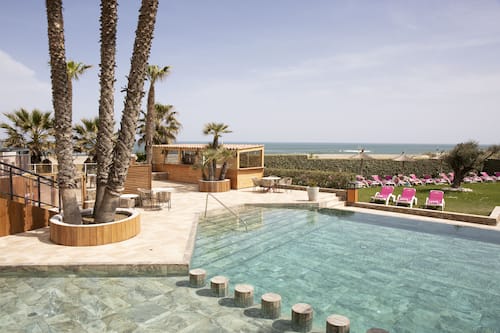 Piscine couverte, piscine extérieure, chaises longues