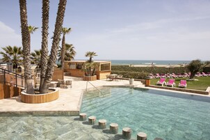 室内游泳池，室外游泳池，日光浴躺椅