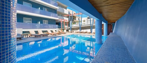 Piscine extérieure, parasols de plage, chaises longues