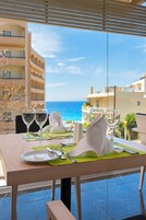 Σερβίρεται πρωινό, μεσημεριανό και βραδινό, με διεθνής κουζίνα 