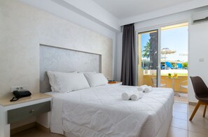 Rom – standard | Skrivebord, strykejern/-brett og barnesenger (inkludert)