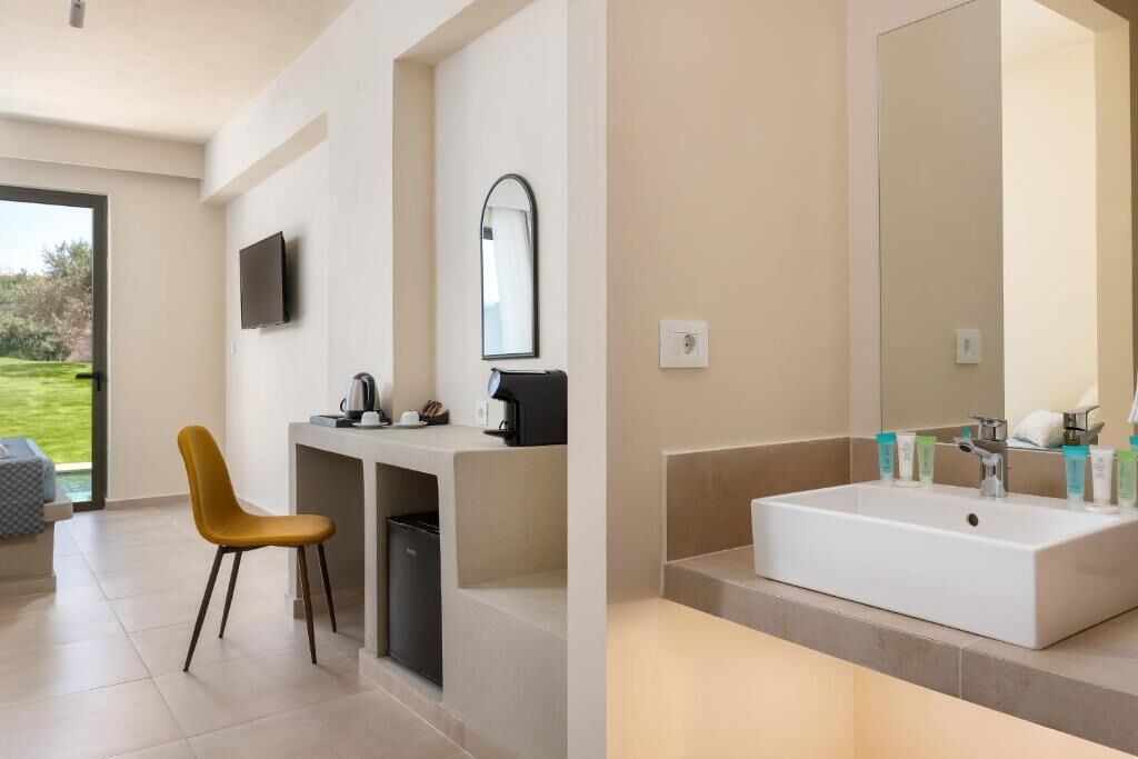 deluxe pool (sharing pool) | 1 bedroom, desk, iron/ironing board, free cots/infant beds