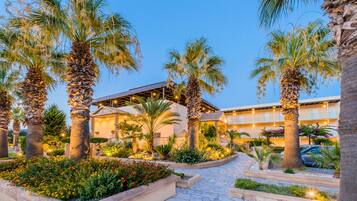 Mặt tiền nơi lưu trú - ban đêm