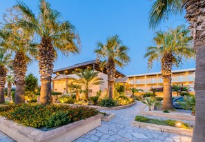 Vista frontal de la propiedad por la tarde o noche