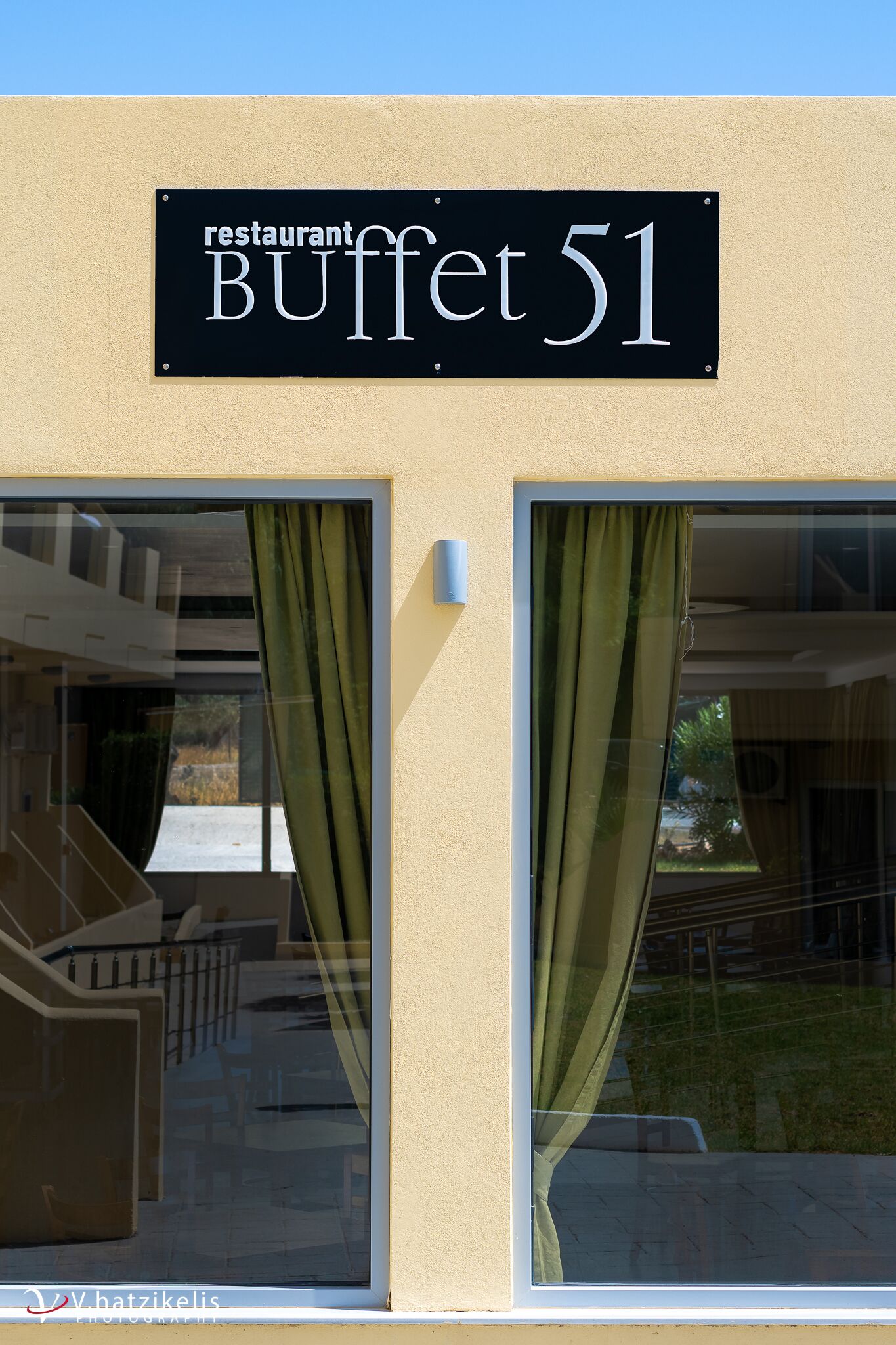 breakfast, lunch, dinner served; international cuisine