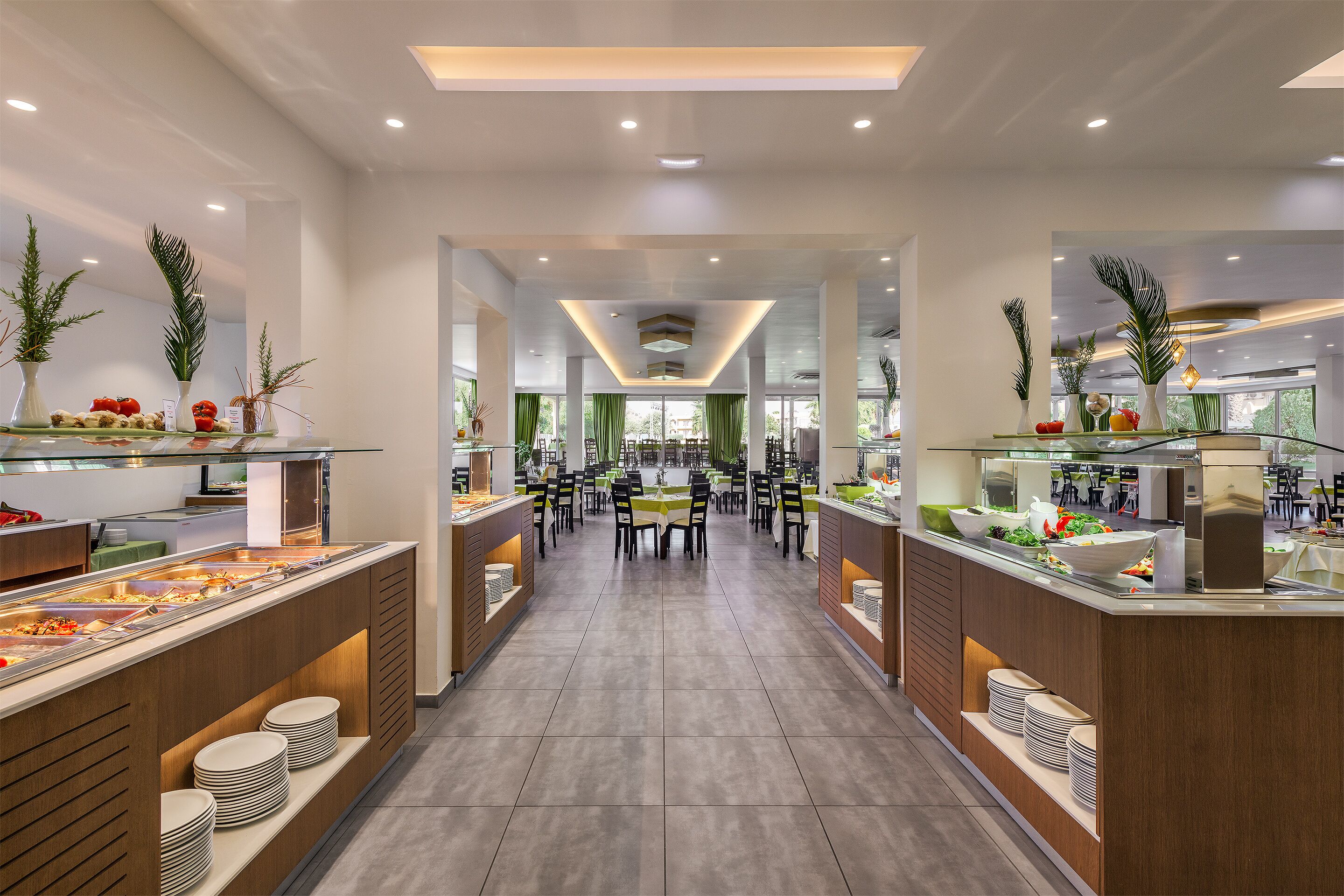 Serveert ontbijt, lunch, diner, internationale gerechten 