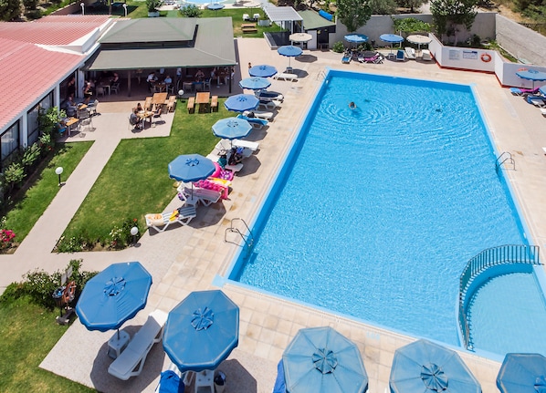 Outdoor pool, pool umbrellas, sun loungers - Lymberia Hotel (Rhodes)