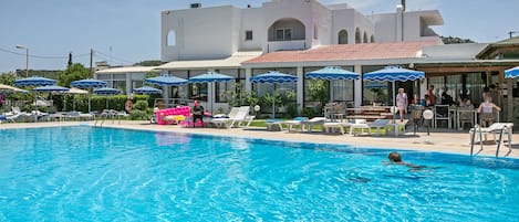 Outdoor pool, pool umbrellas, sun loungers