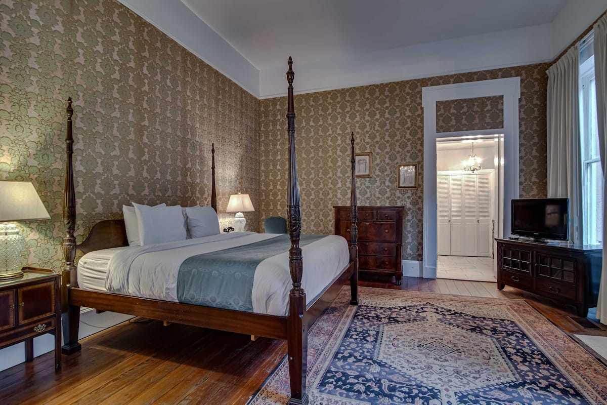 1 King Bed Suite, Historic | Premium bedding, desk, blackout drapes, iron/ironing board