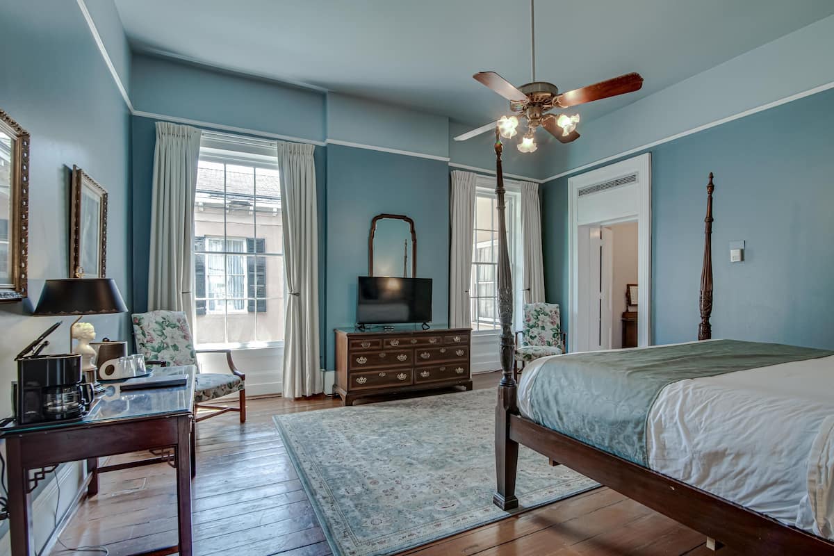 1 King Bed, Historic | Premium bedding, desk, blackout drapes, iron/ironing board