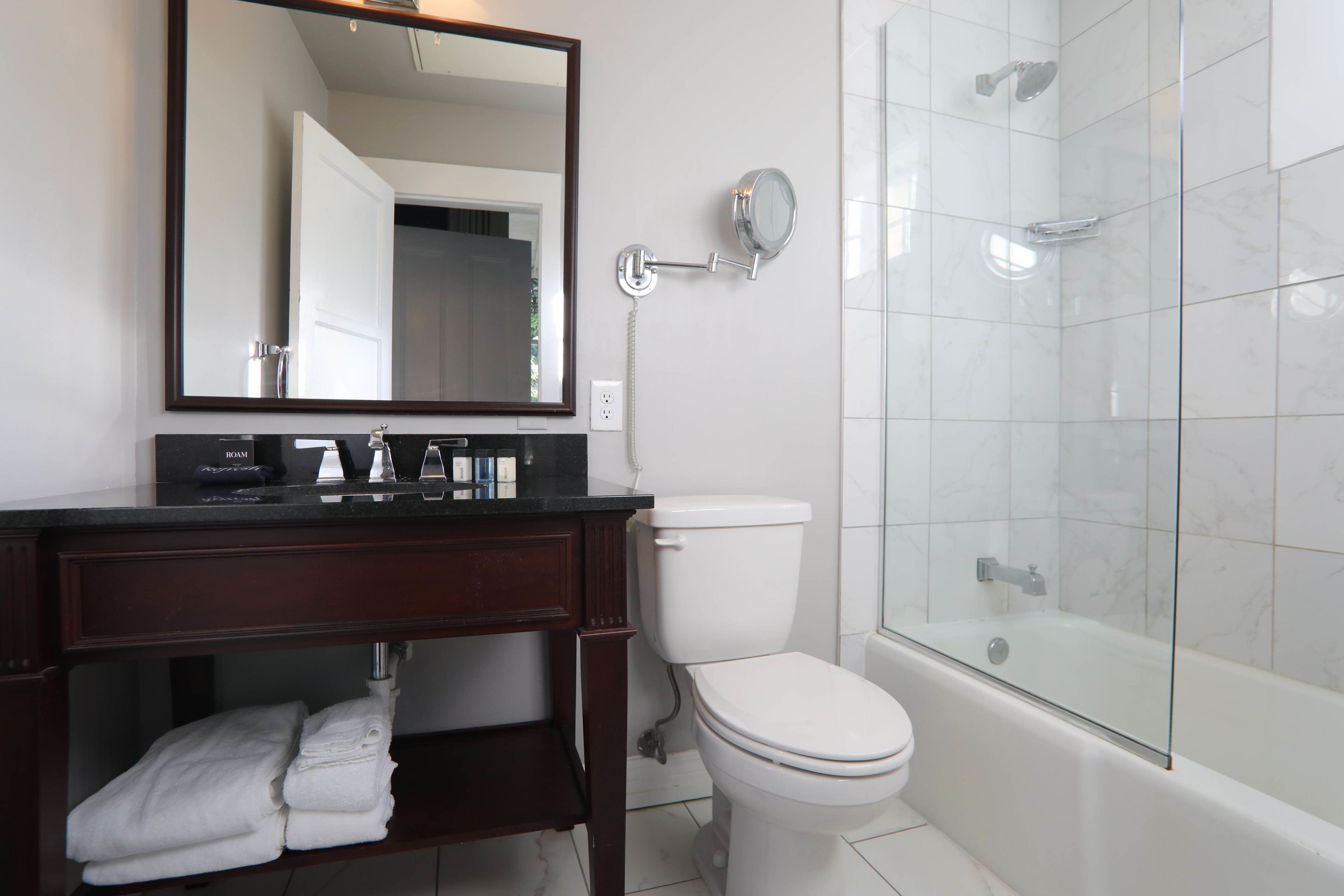 Un baño con inodoro, lavamanos y ducha.
