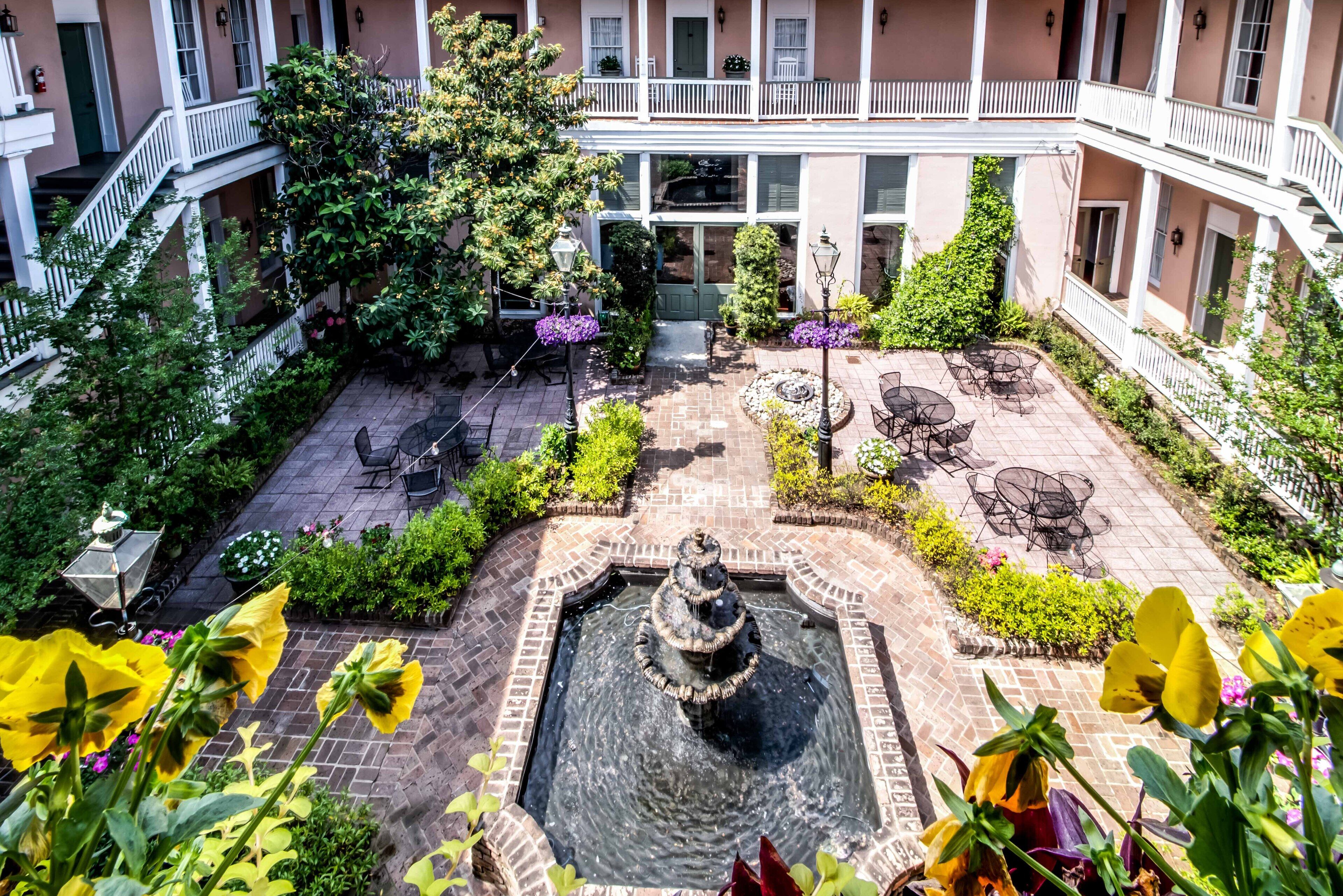 สนามรอบบริเวณ