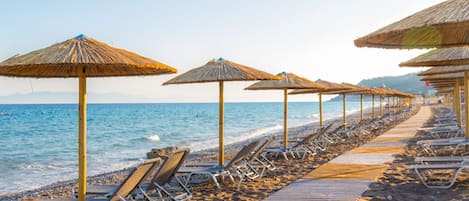 In Strandnähe, Liegestühle, Sonnenschirme, Massagen am Strand
