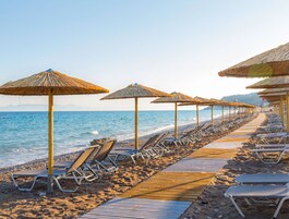 Ubicación cercana a la playa, tumbonas, sombrillas y masajes en la playa