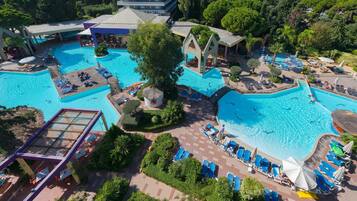 2 piscinas al aire libre (de 08:00 a 18:00), sombrillas, tumbonas