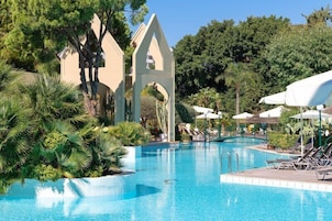 2 piscinas al aire libre, sombrillas, sillones reclinables de piscina
