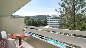 Premium Studio, Garden View | Outdoor dining | 4 restaurants, breakfast, lunch, dinner served; Mediterranean cuisine