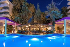 2 piscinas al aire libre, sombrillas, sillones reclinables de piscina