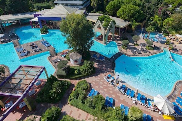2 piscines extérieures, accès possible de 8 h à 18 h, parasols