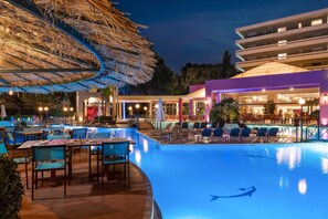 2 Außenpools, geöffnet von 08:00 Uhr bis 18:00 Uhr, Sonnenschirme