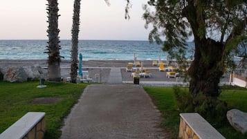 In Strandnähe, Liegestühle, Sonnenschirme, Massagen am Strand