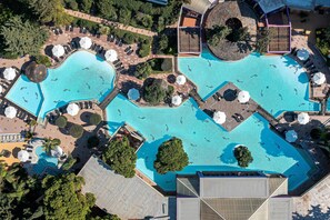 2 Außenpools, geöffnet von 08:00 Uhr bis 18:00 Uhr, Sonnenschirme