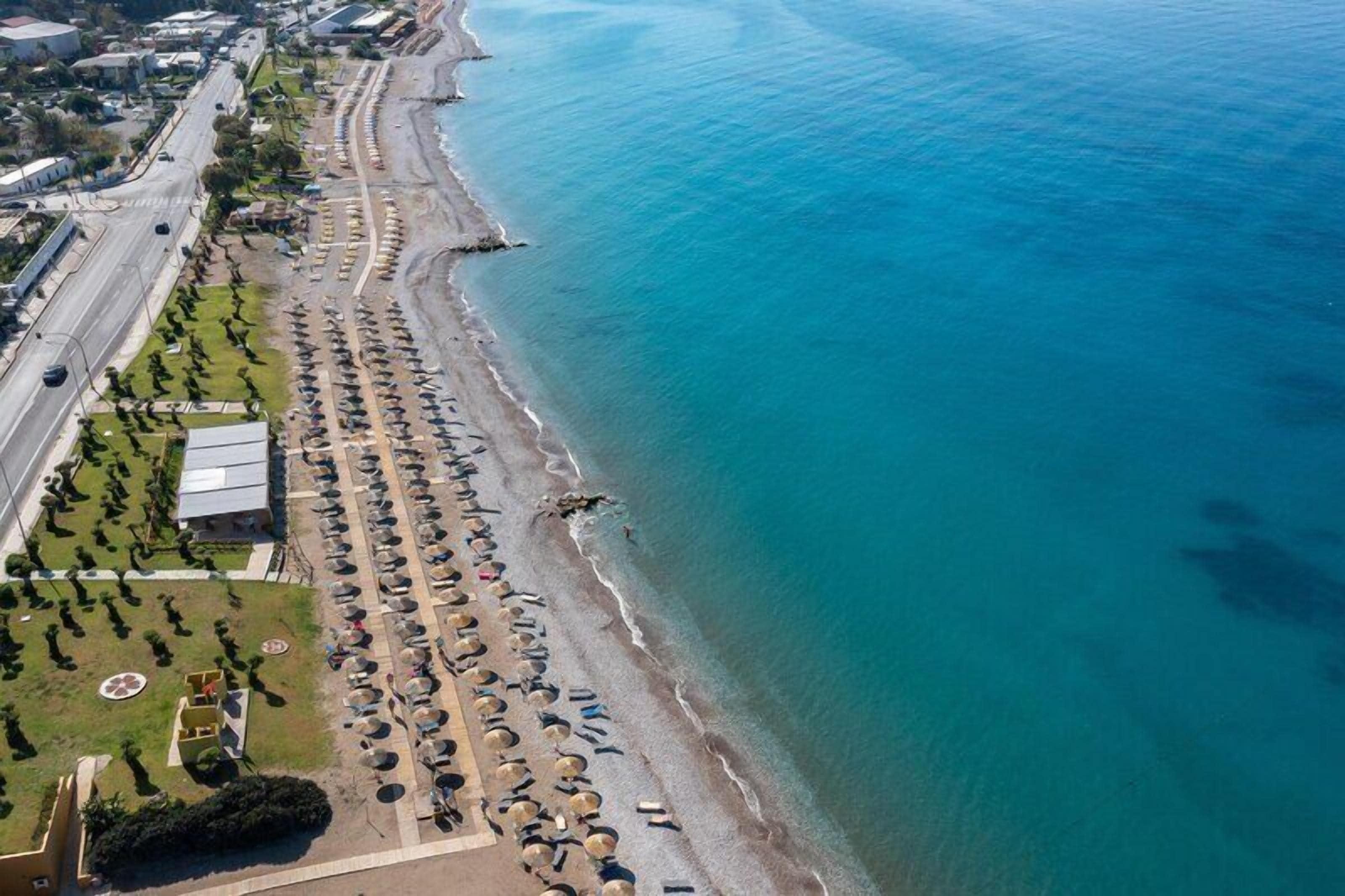 Ubicación cercana a la playa, tumbonas, sombrillas y masajes en la playa