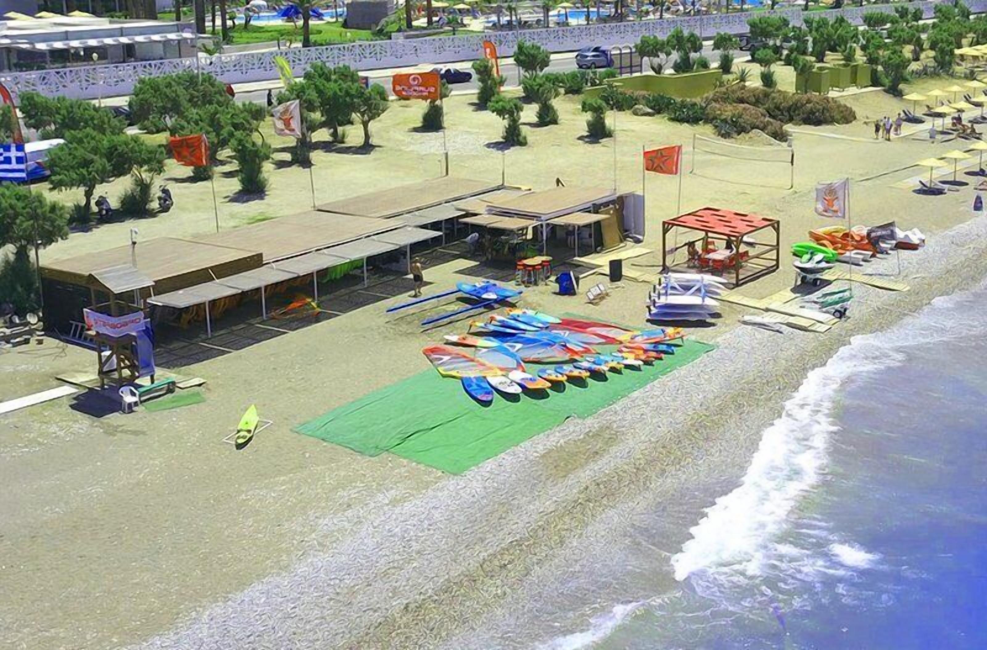 Una playa cerca, sillas reclinables de playa, sombrillas