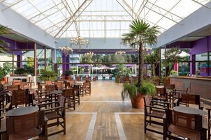 4 restaurantes; se sirve desayuno, almuerzo y cena