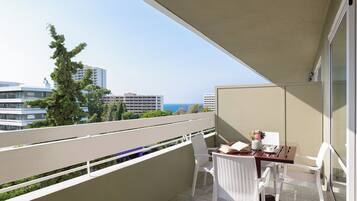 Estudio Premium, vista parcial al mar | Vista del balcón