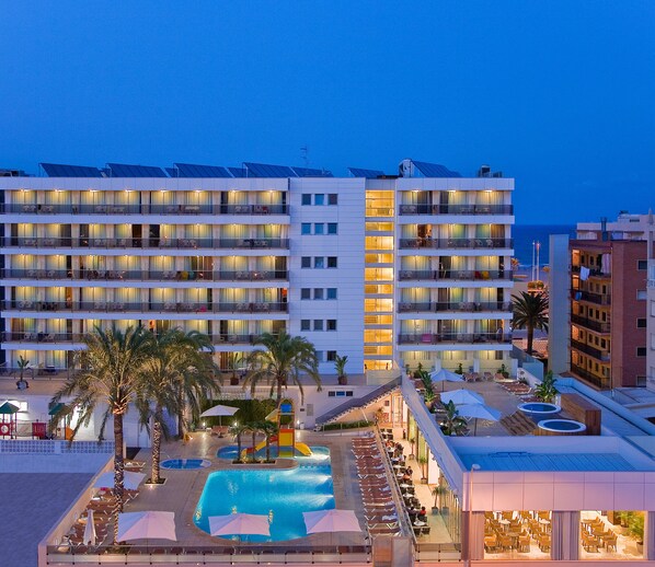 Front of property - evening/night - Hotel RH Bayren Parc (Gandia)