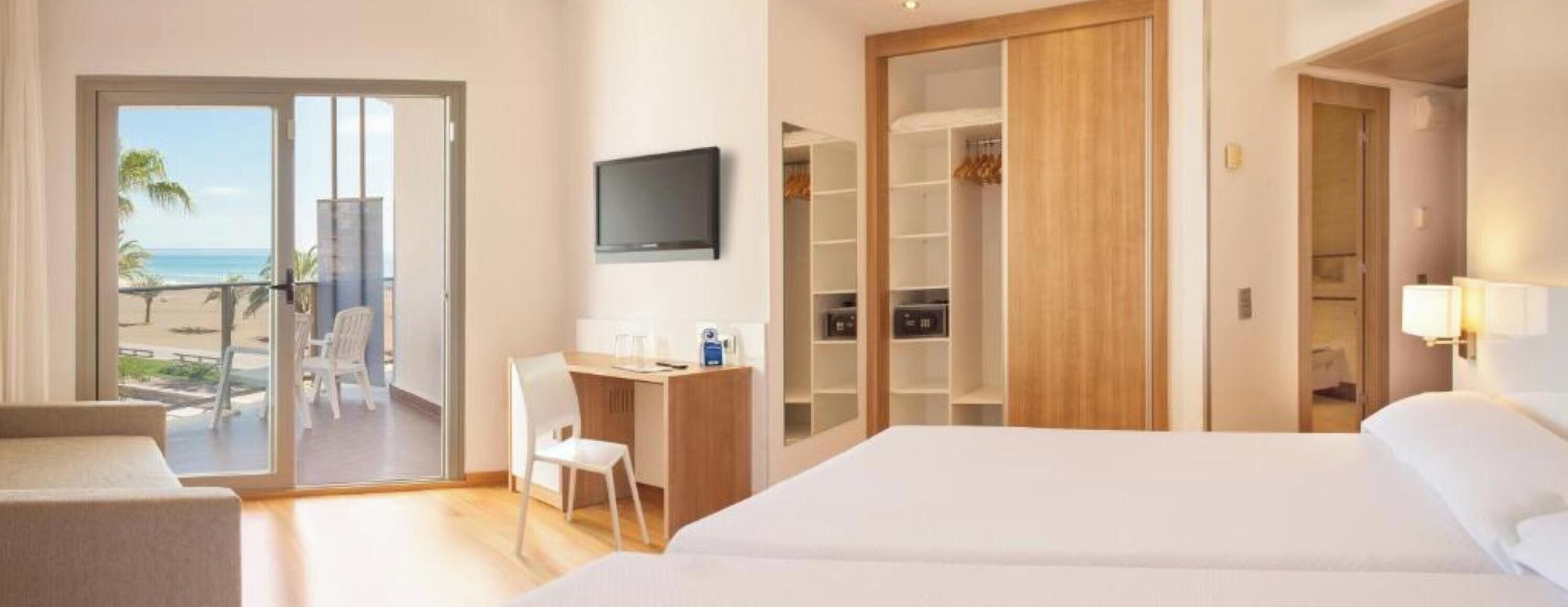 Een minibar, een kluis op de kamer, een bureau, verduisterende gordijnen