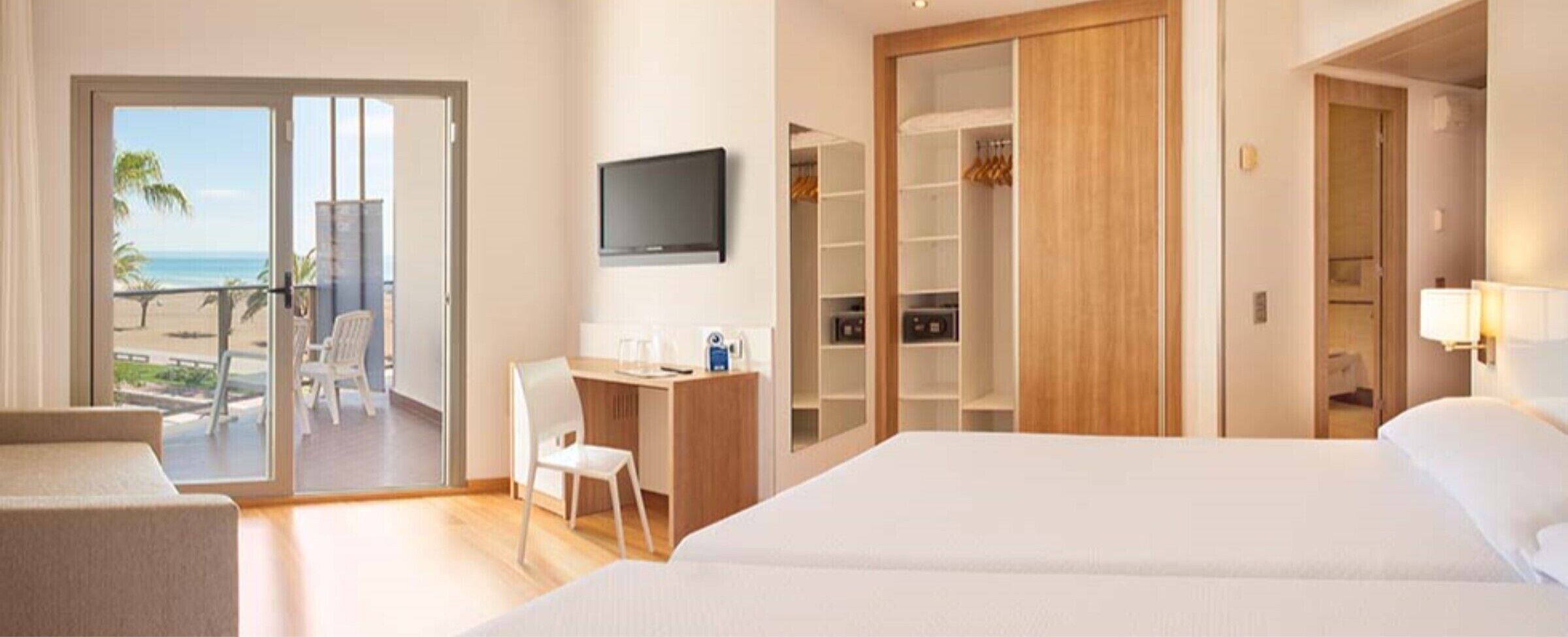 Een minibar, een kluis op de kamer, een bureau, verduisterende gordijnen