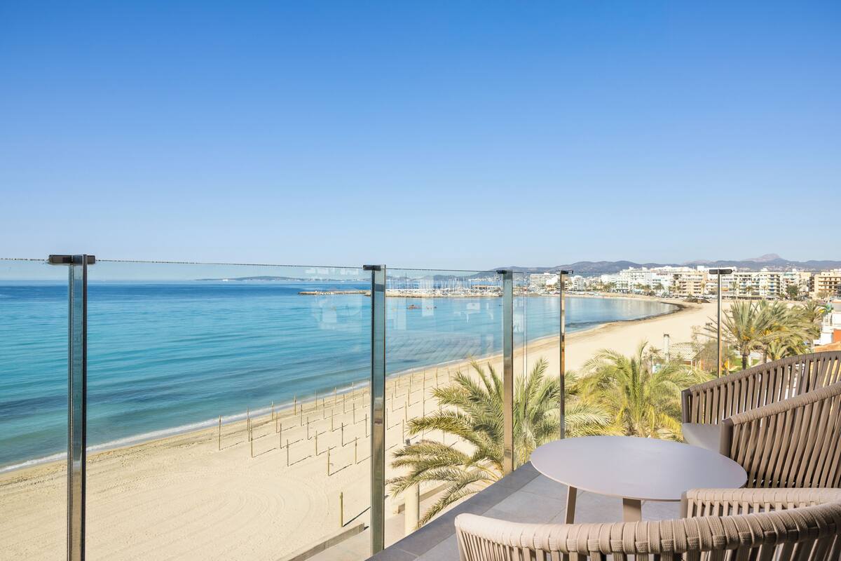 Un balcón con vistas a la playa y al mar.