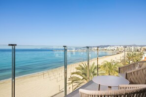 Kahden hengen huone (kaksi sänkyä), parveke, merinäköala | Tallelokero huoneessa, työpöytä, pimennysverhot, silitysrauta/-lauta