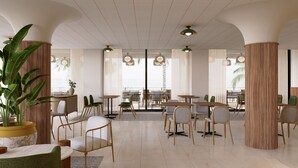 Un espacio interior amplio con diversas disposiciones de asientos, incluyendo mesas redondas y sillas, y una planta grande en maceta.