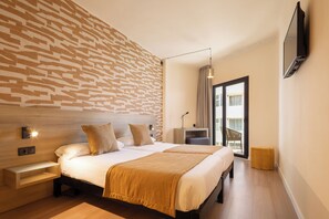 Zimmersafe, Schreibtisch, Verdunkelungsvorhänge, Bügeleisen/Bügelbrett