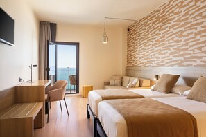 In-room safe, desk, blackout curtains, iron/ironing board - Hotel Eden Palma Playa (Palma de Mallorca)