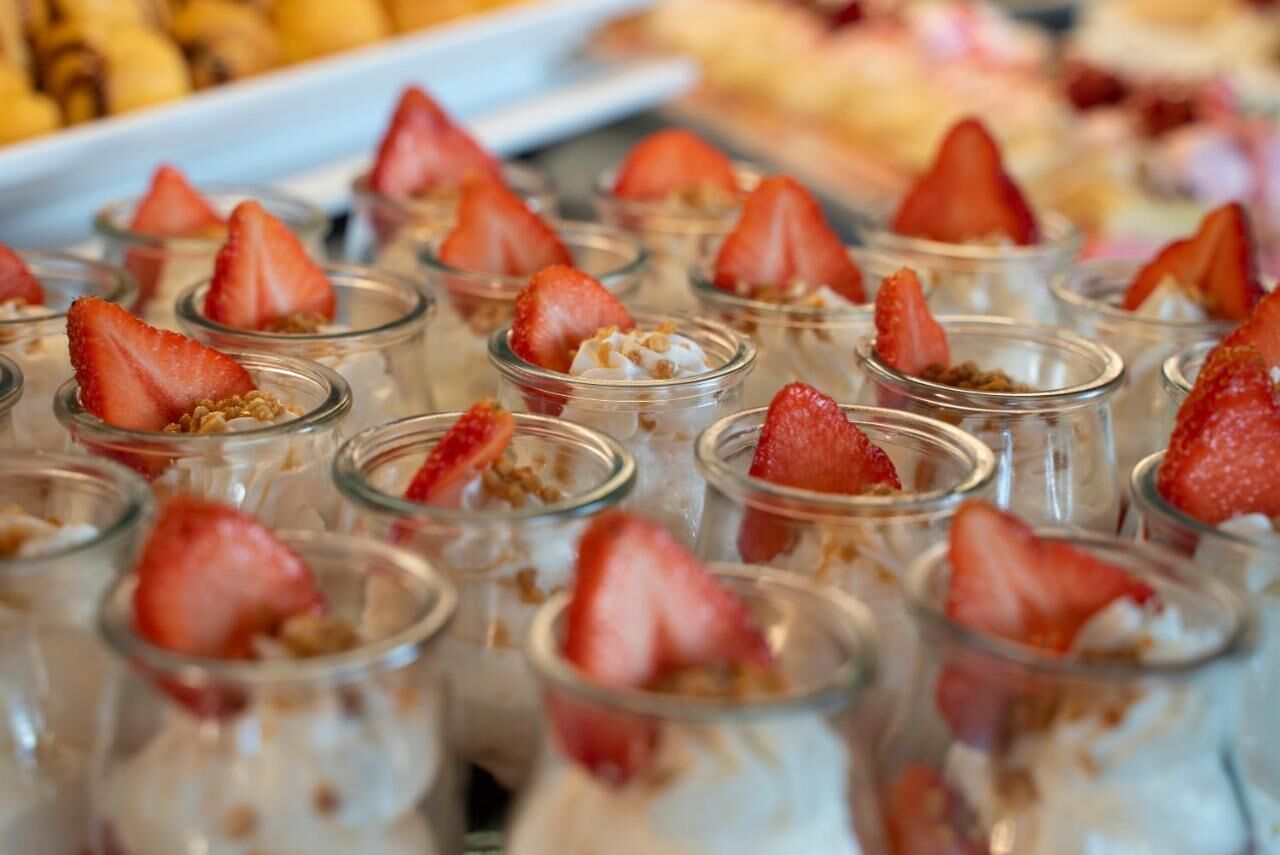 Vasos de postre con fresas y granola.