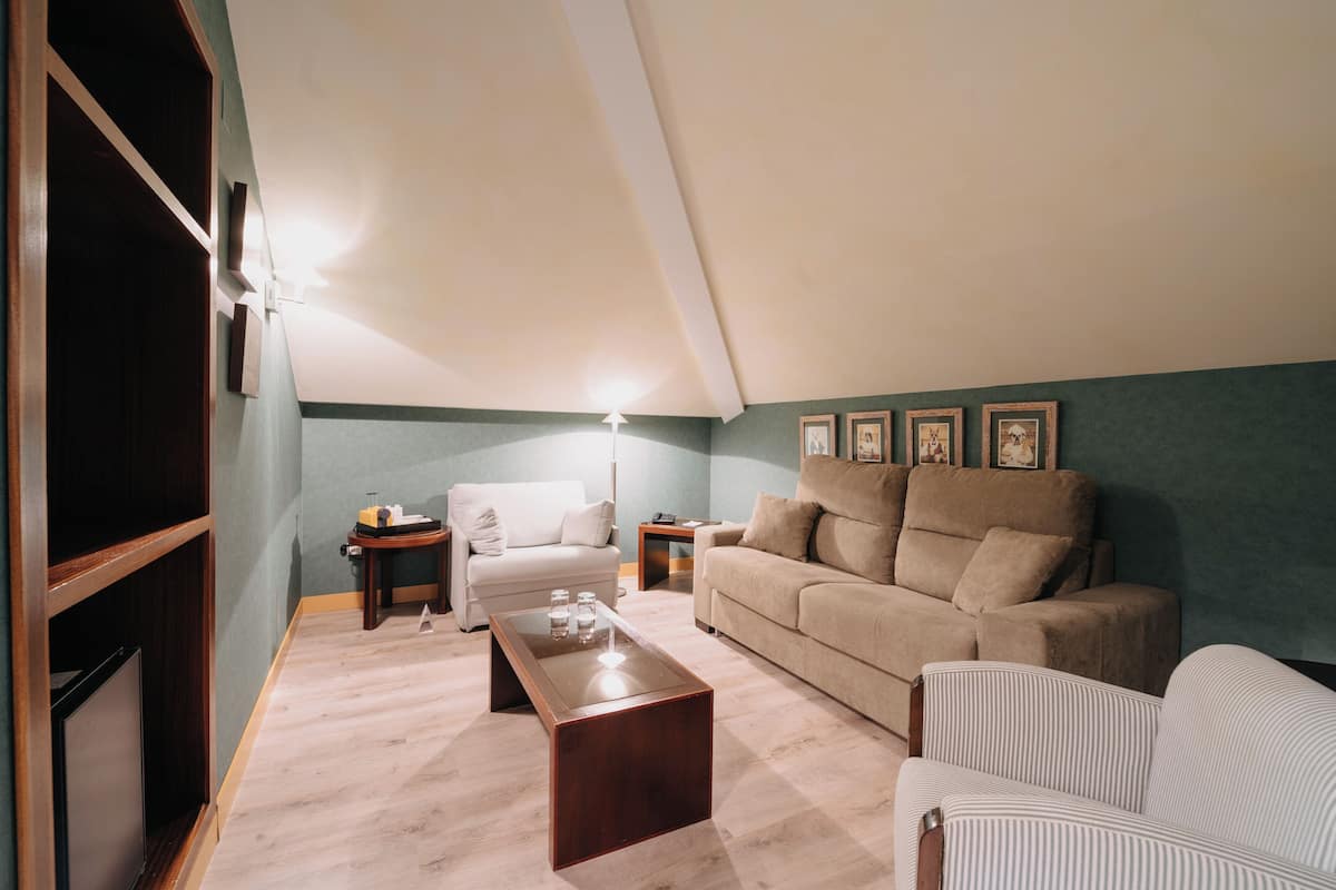 Junior suite | 1 slaapkamer, een kluis op de kamer, een bureau, geluiddichte muren