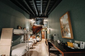 Familiekamer | Een kluis op de kamer, een bureau, geluiddichte muren, gratis babybedden