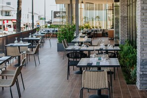 4 restaurants, breakfast, lunch, dinner served; Asian cuisine 