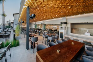 2 bars, bar en bord de piscine