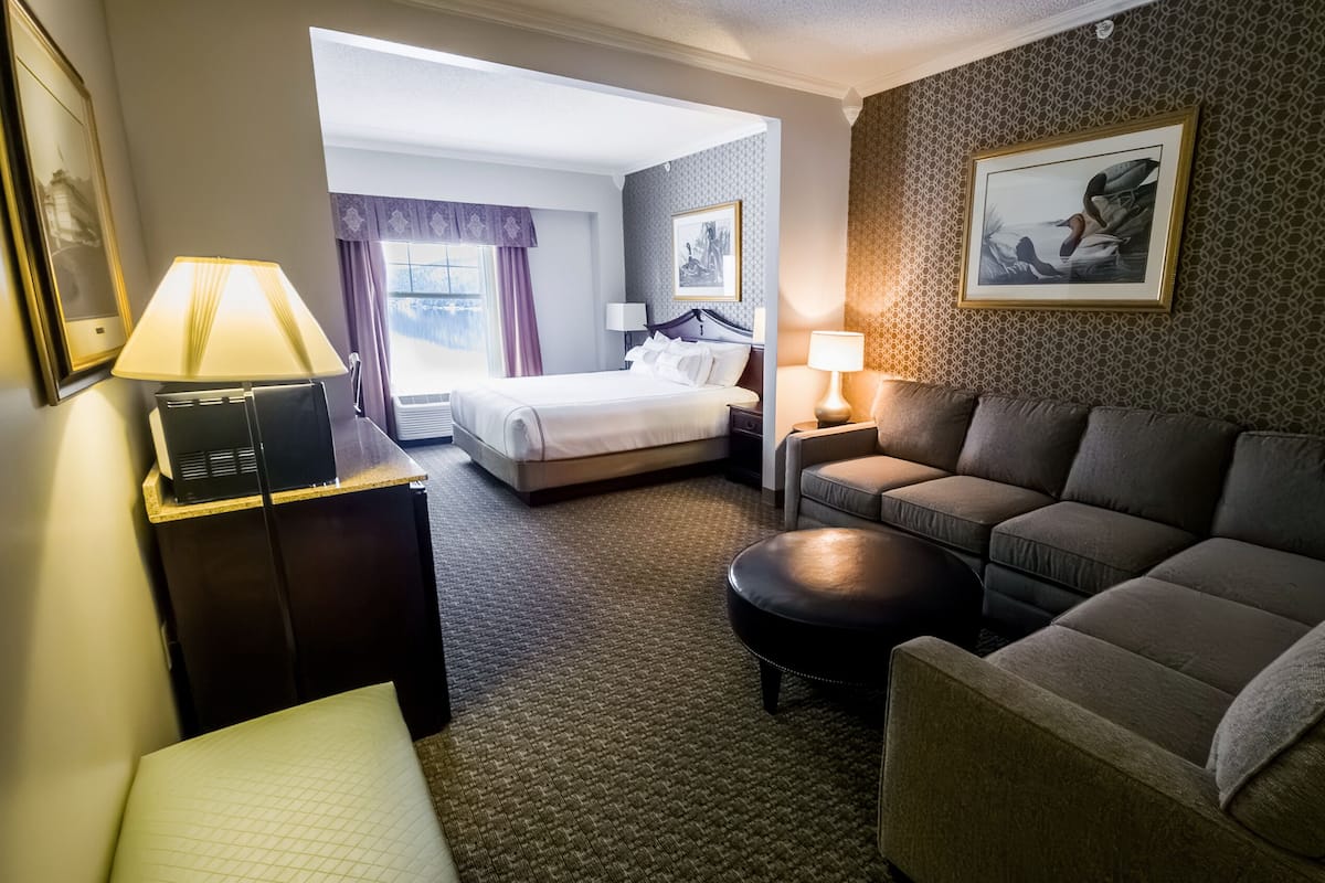 Premium bedding, in-room safe, desk, blackout curtains