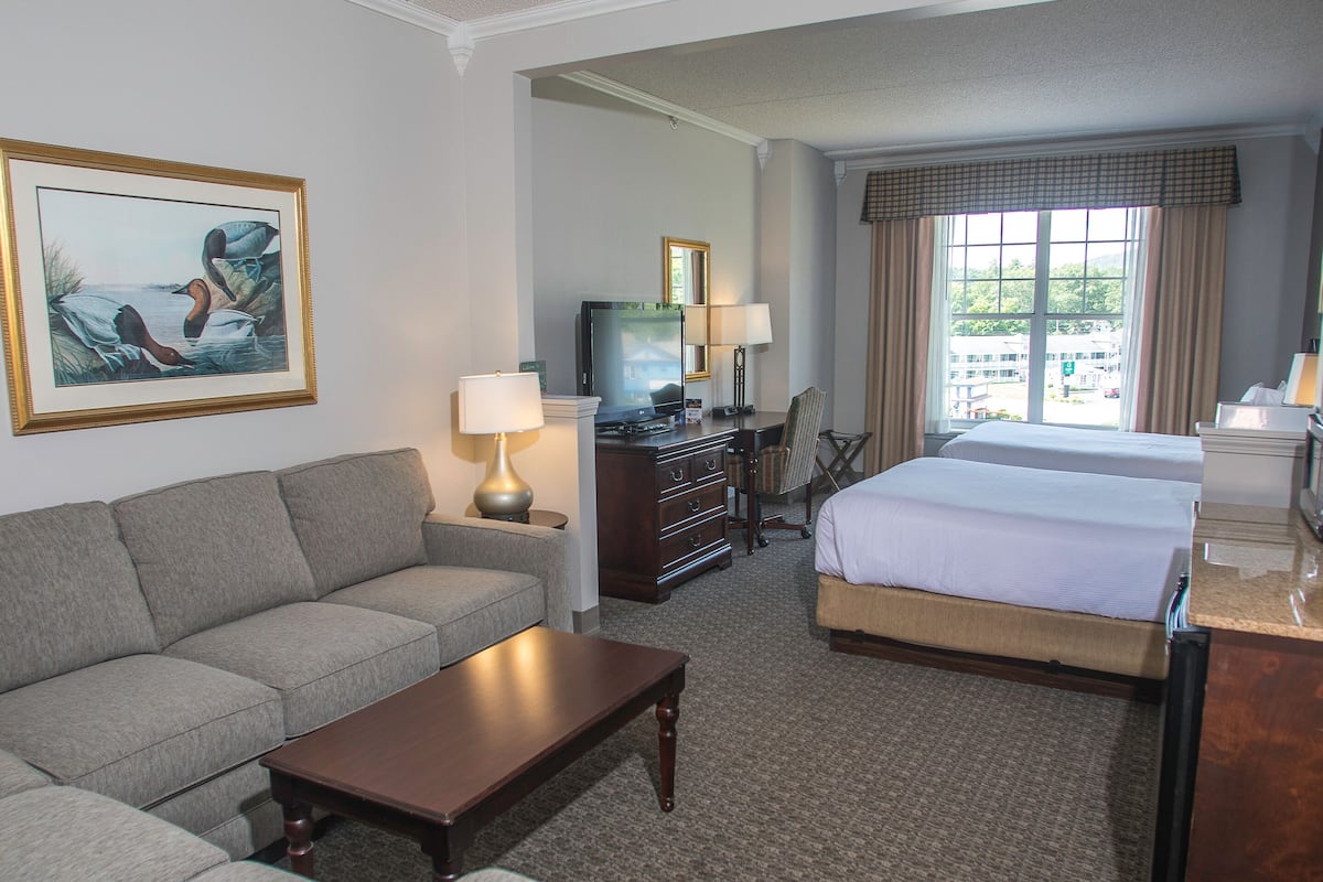 Premium bedding, in-room safe, desk, blackout curtains
